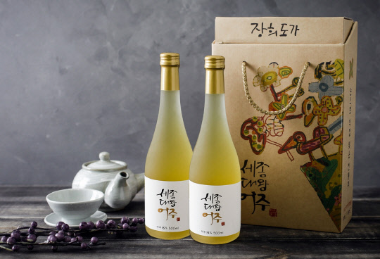 한국농수산식품유통공사(aT)는 '2020 대한민국 우리술 품평회' 참가 업체를 모집한다고 29일 밝혔다. 사진은 지난해 '대한민국 우리술 품평회' 대통령상 수상 제품인 '세종대왕 어주'. <aT 제공>